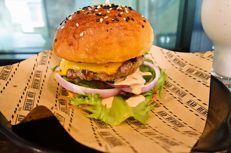 『BAD BURGER』のハンバーガーが健康面でチョイワルな件の是非＠バンコク