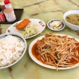 相模原『よしの食堂』肉もやしのピリ辛炒めとコロッケの定食