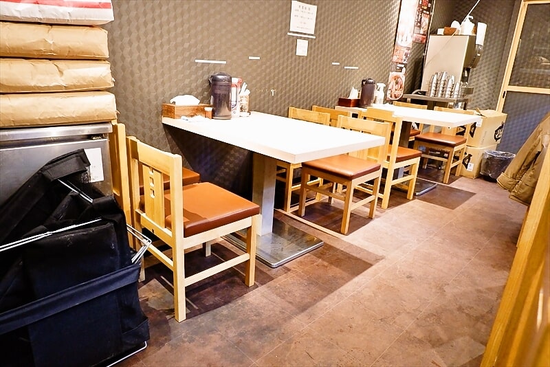 『中村麺三郎商店』テーブル席
