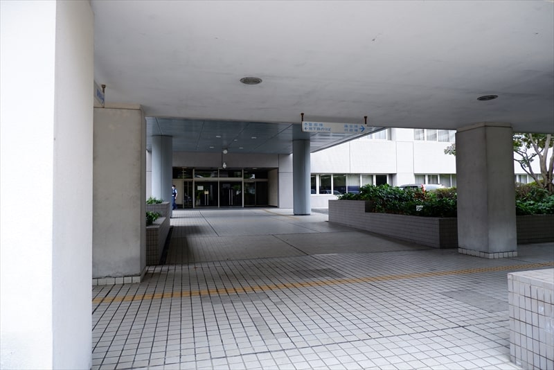 『福岡県警察本部 警察棟』入り口
