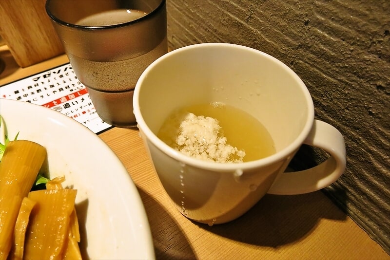 『マゼソバ専門 麺屋こころ町田店』スープ