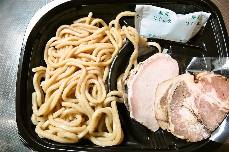 『セブンイレブン』”とみ田監修 濃厚豚骨魚介つけ麺”5