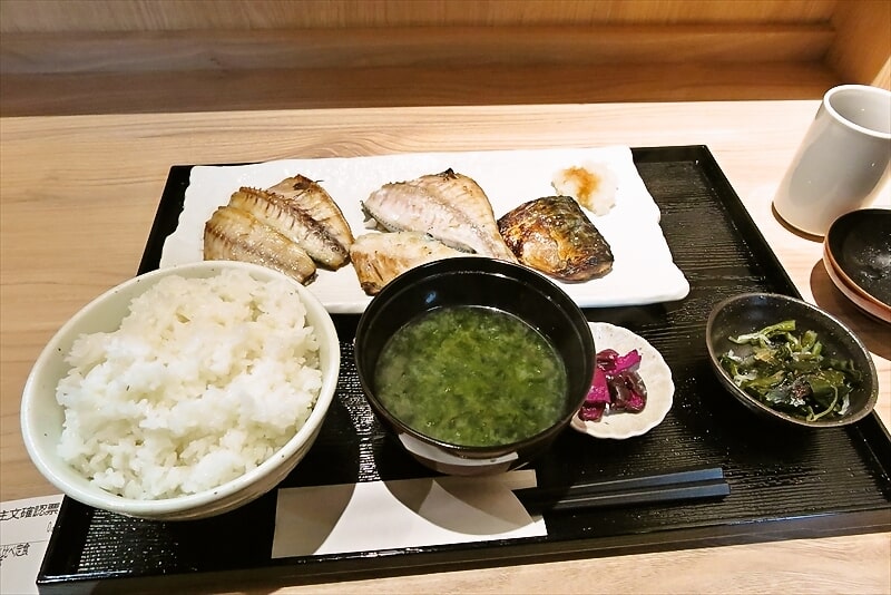 『伊豆のひもの定食 魚恵（うおけい）町田店』おまかせ3種焼魚食べ比べ定食1