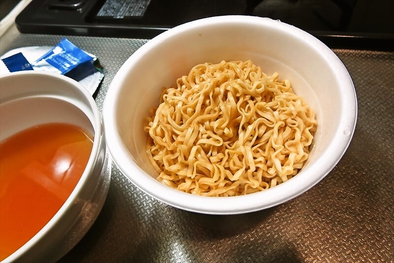 『チキンラーメン汁なしどんぶり 平成のイタ飯ブーム ペペロンチーノ味』9