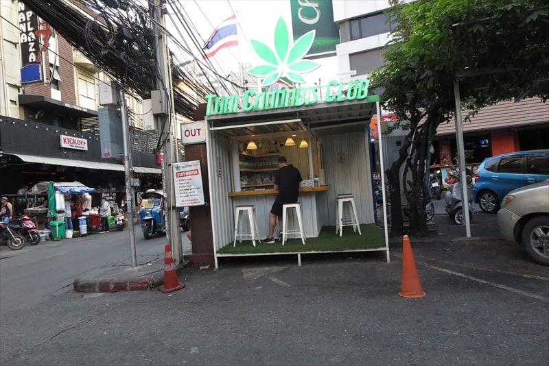 バンコク『ナナプラザ』前の大麻販売