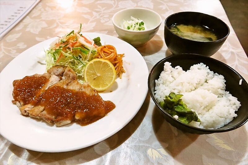 横浜市東神奈川駅『山小屋（やまごや）』ランチのポークソテー定食1