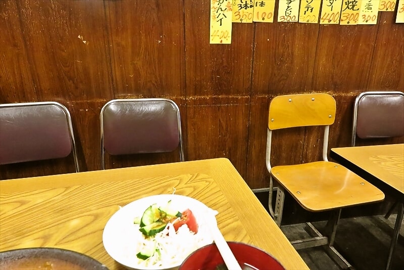 清瀬市清瀬駅南口『みゆき食堂』小学校の椅子