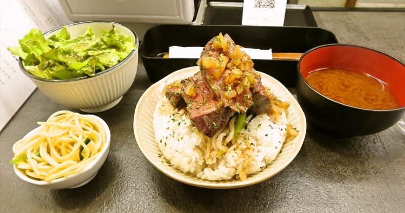 町田駅『ミートル』にくにくしい御飯特盛（ハラミと和牛パティ）サムネイル