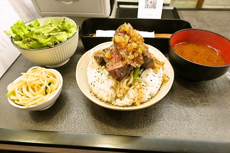 町田駅『ミートル』にくにくしい御飯特盛（ハラミと和牛パティ）3