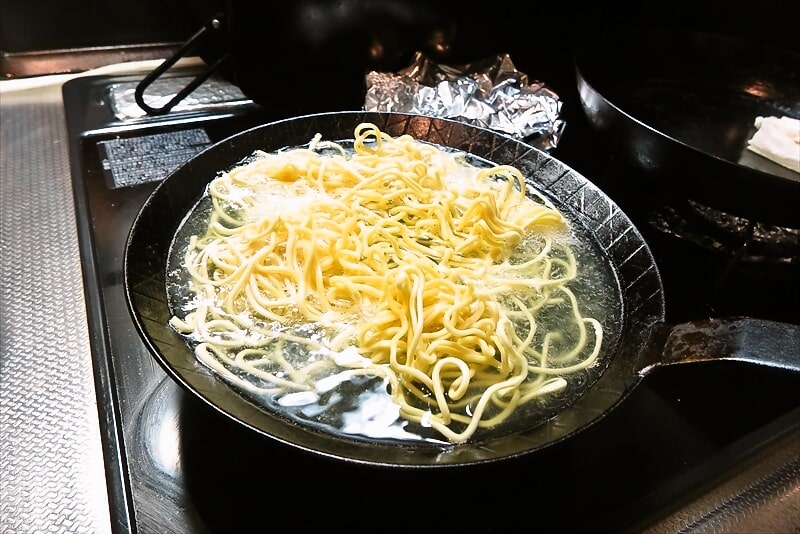 『山岡家 醤油ラーメン1食 乾麺タイプ』をタークのフライパンで作る12