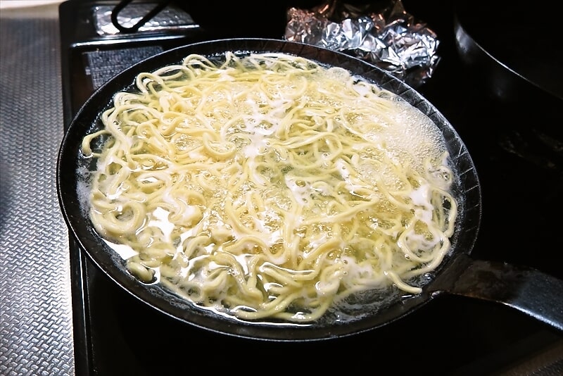 『山岡家 醤油ラーメン1食 乾麺タイプ』をタークのフライパンで作る14