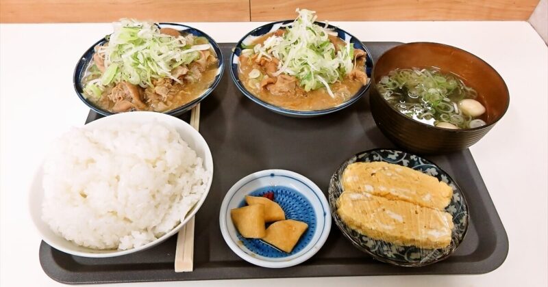 2024年愛川町『もつ煮込 もつ乃』2種盛り定食 醤油 味噌（大）サムネイル1