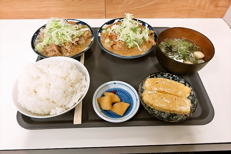 2024年愛川町『もつ煮込 もつ乃』2種盛り定食 醤油 味噌（大）2