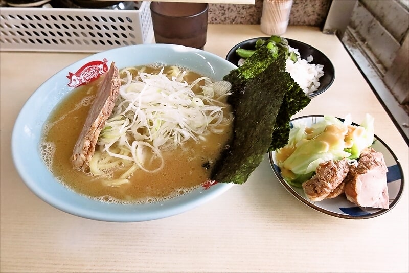 町田駅『町田家 町田本店』ネギ塩ラーメン＆キャベチャー＆ミニライス1