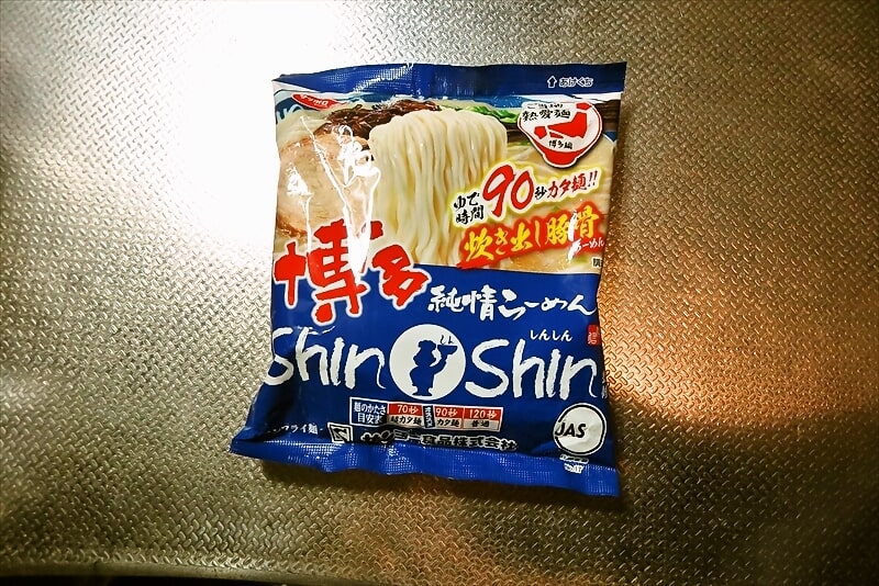 『サッポロ一番 ご当地熱愛麺 博多純情らーめんShinShin監修　炊き出し豚骨らーめん』即席ラーメン1