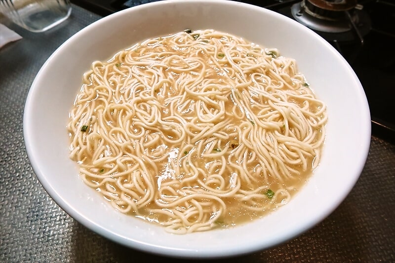 『サッポロ一番 ご当地熱愛麺 博多純情らーめんShinShin監修　炊き出し豚骨らーめん』即席ラーメン11