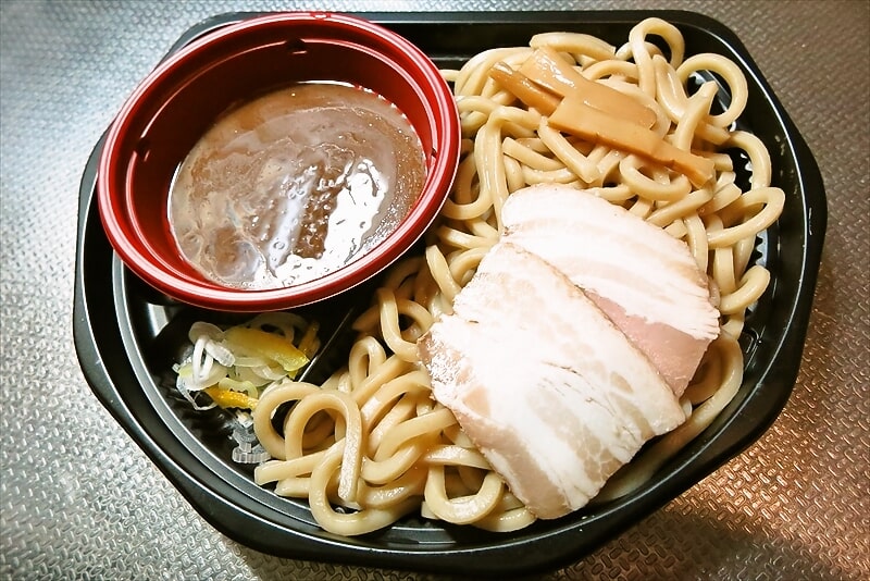 『ファミリーマート』魚介豚骨スープが決め手冷しつけ麺12