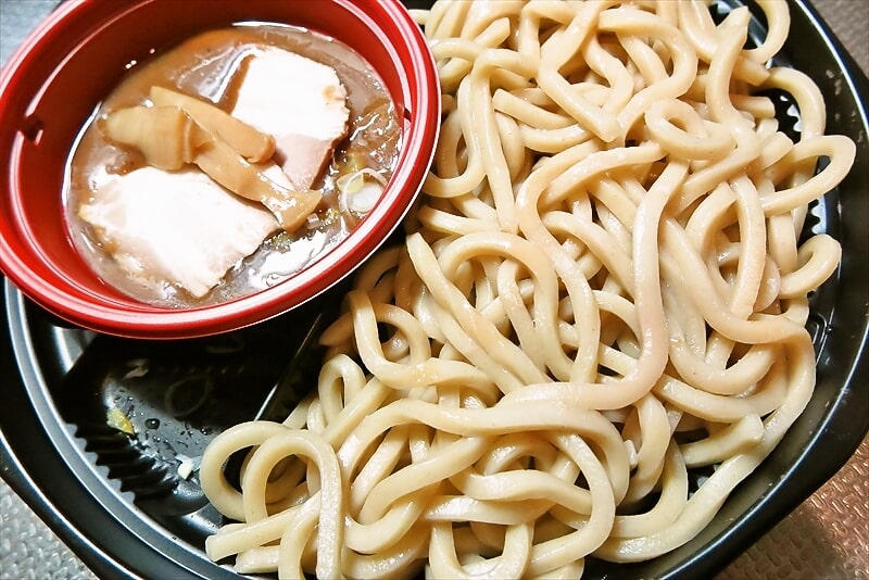 『ファミリーマート』魚介豚骨スープが決め手冷しつけ麺13