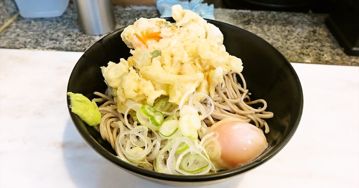 新宿駅西口思い出横丁『そば・うどん かめや』冷し天玉そばサムネイル