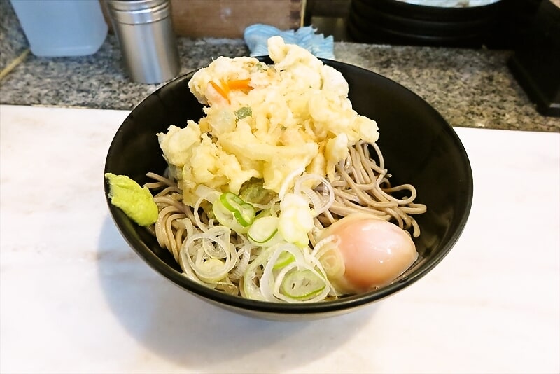 新宿駅西口思い出横丁『そば・うどん かめや』冷し天玉そば1