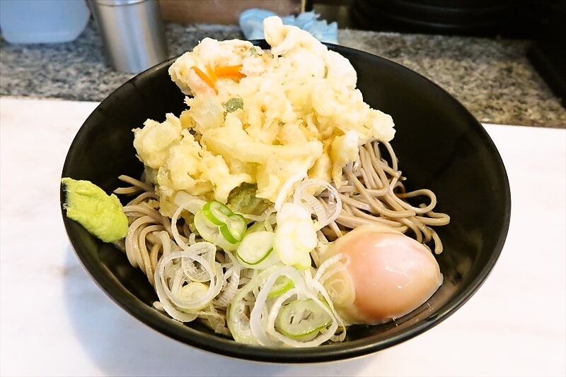 新宿駅西口思い出横丁『そば・うどん かめや』冷し天玉そば2