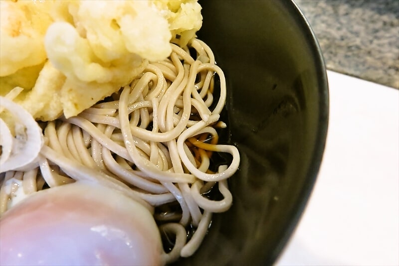 新宿駅西口思い出横丁『そば・うどん かめや』冷し天玉そば4