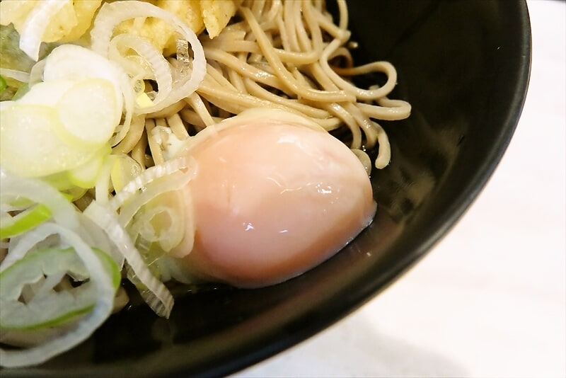 新宿駅西口思い出横丁『そば・うどん かめや』冷し天玉そば5