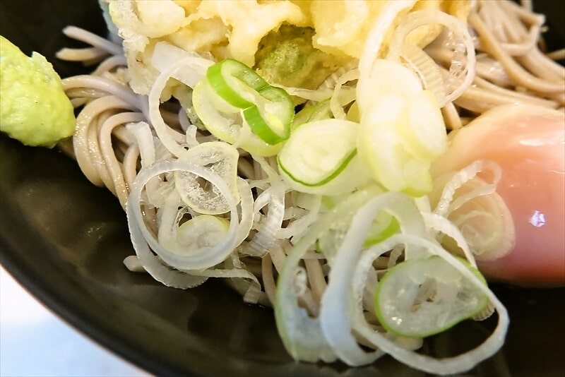 新宿駅西口思い出横丁『そば・うどん かめや』冷し天玉そば6