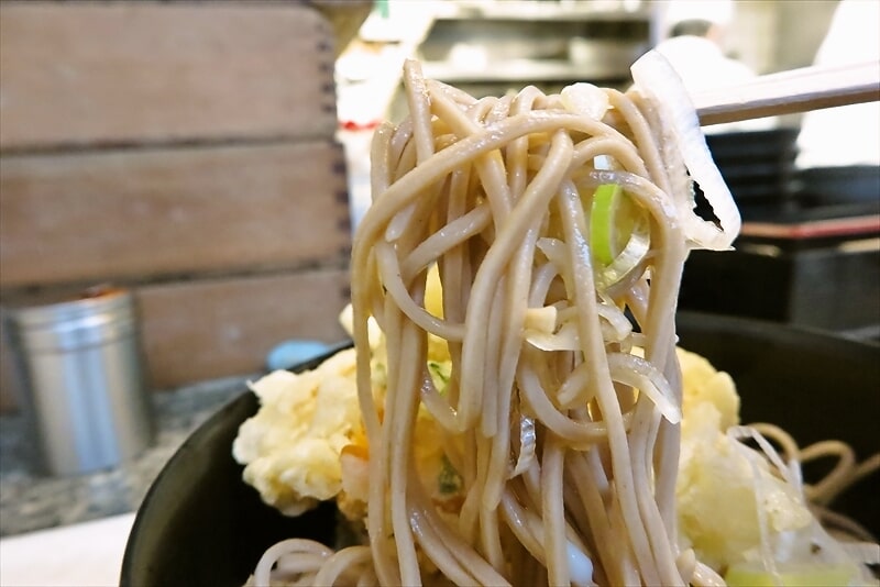 新宿駅西口思い出横丁『そば・うどん かめや』冷し天玉そば7