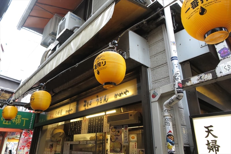 新宿駅西口思い出横丁『そば・うどん かめや』外観写真