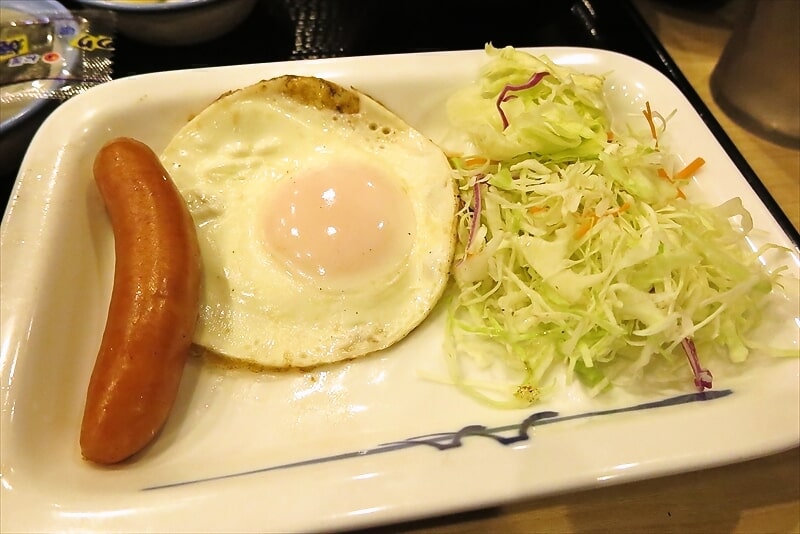 『松屋』モーニング朝定ソーセージエッグ定食（ミニ牛皿小鉢）3