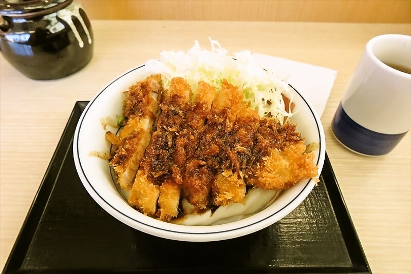 『かつや』ど真ん中ベーコンエッグソースカツ丼4