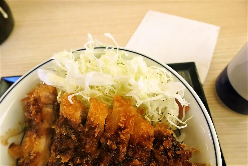 『かつや』ど真ん中ベーコンエッグソースカツ丼5