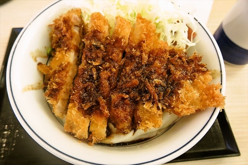 『かつや』ど真ん中ベーコンエッグソースカツ丼6