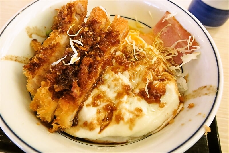 『かつや』ど真ん中ベーコンエッグソースカツ丼12