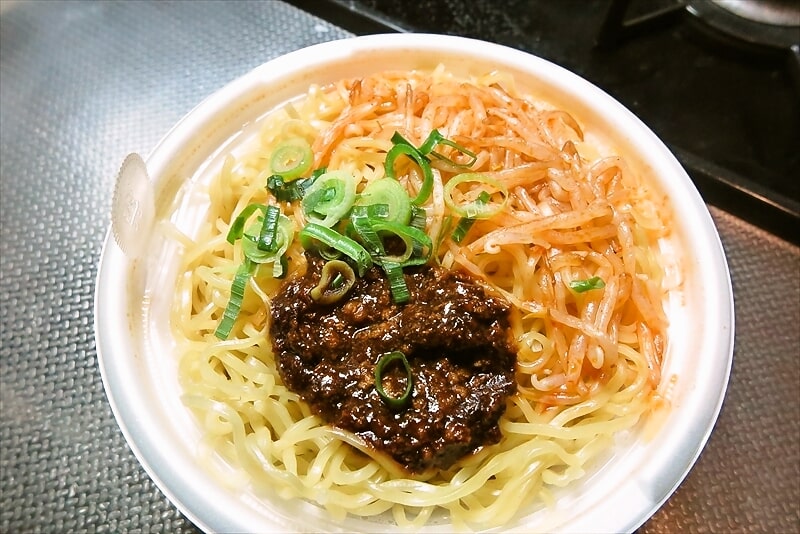 『セブンイレブン』飯田商店監修スパイス香る担々麺8