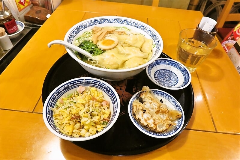 町田駅『中国ラーメン揚州商人』海老ワンタンメン＆チャーハン＆餃子1