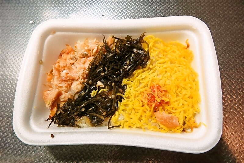 『セブンイレブン』鮭と昆布の三色だしごはん弁当7