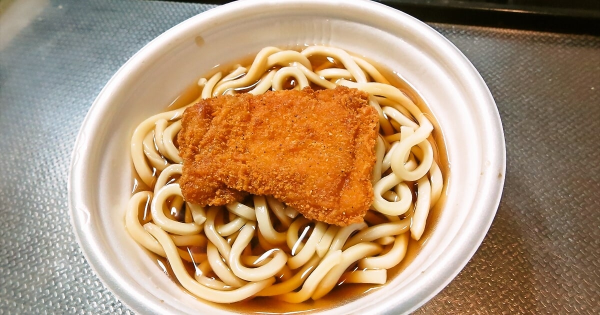 2025年『ファミリーマート』こだわりだしの大盛かけうどん＆ファミチキ17