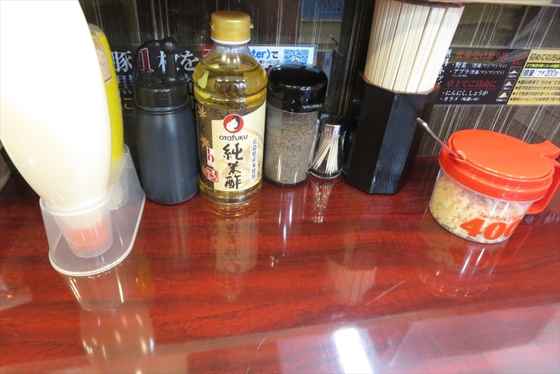 町田駅『極太麺 ぶっ豚（ぶっとん）町田店』卓上調味料