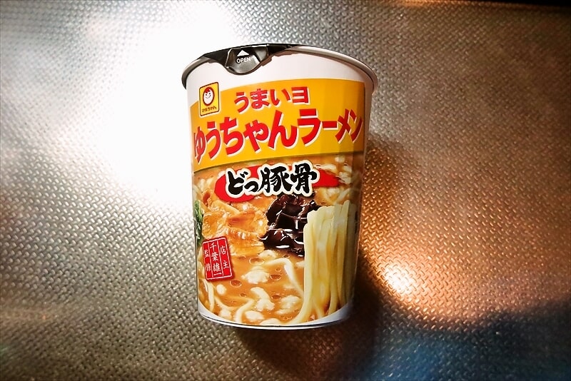 『ファミリーマート』マルちゃん うまいヨゆうちゃんラーメン どっ豚骨カップ麺2