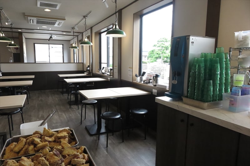 『肉汁うどんの南哲 相模原城山店（2号店）』店内写真テーブル席