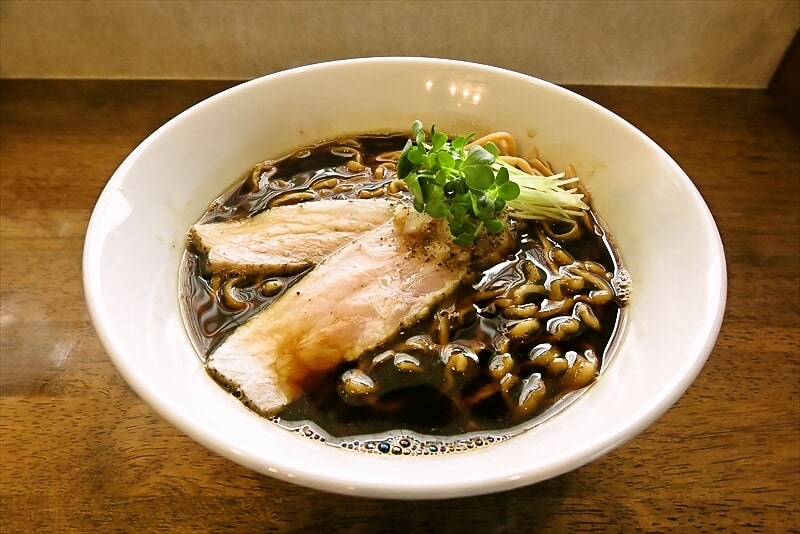 2025年相模原市城山『中華そば安至（やすし）』漆黒ラーメン1