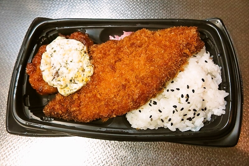 『ローソンストア100』盛りすぎ！白身魚フライ&鶏もも唐揚げ弁当7