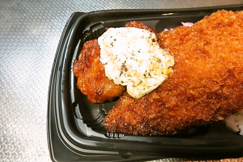 『ローソンストア100』盛りすぎ！白身魚フライ&鶏もも唐揚げ弁当9