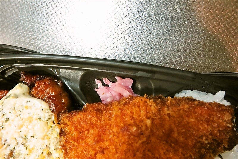 『ローソンストア100』盛りすぎ！白身魚フライ&鶏もも唐揚げ弁当11