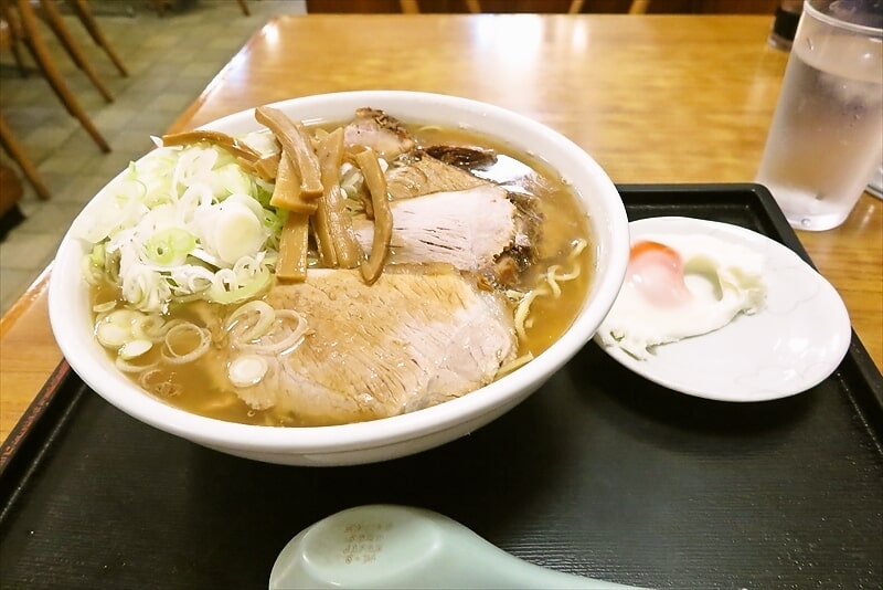 2025年相模原市『淵野辺 大勝軒』ラーメンネギ多め目玉焼き1