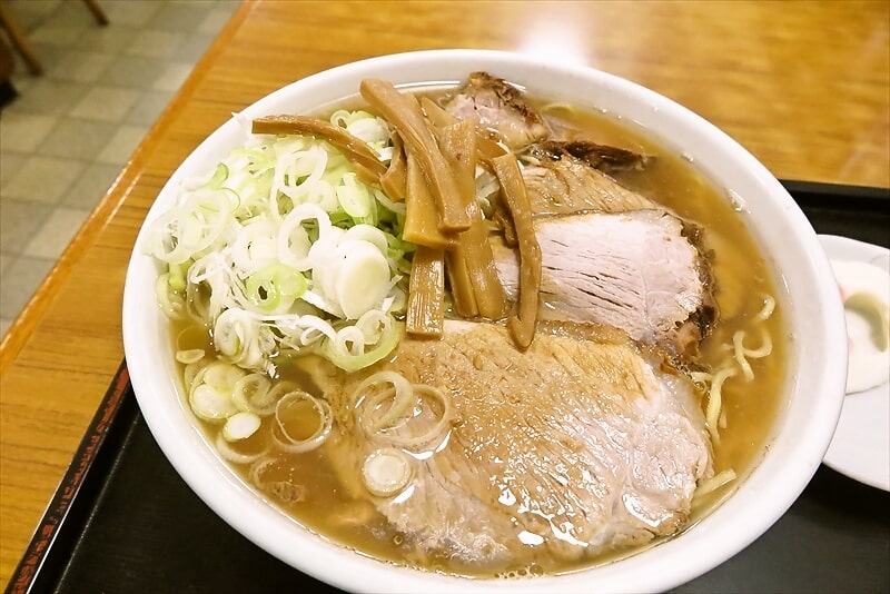 2025年相模原市『淵野辺 大勝軒』ラーメンネギ多め目玉焼き3