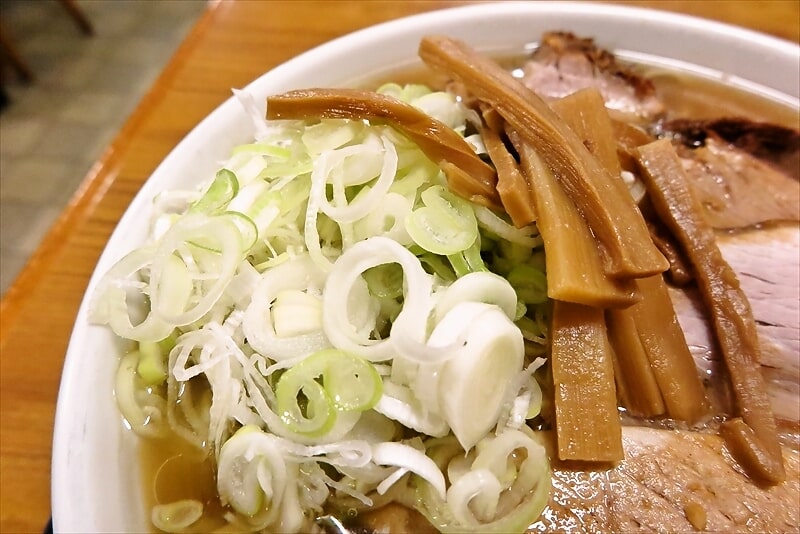 2025年相模原市『淵野辺 大勝軒』ラーメンネギ多め目玉焼き8