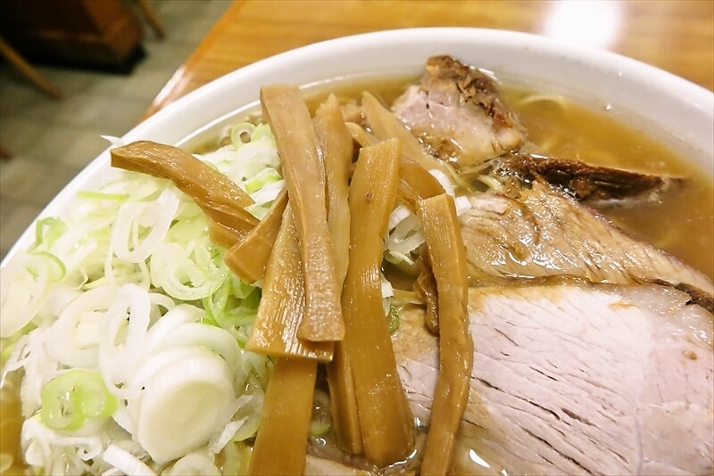 2025年相模原市『淵野辺 大勝軒』ラーメンネギ多め目玉焼き11